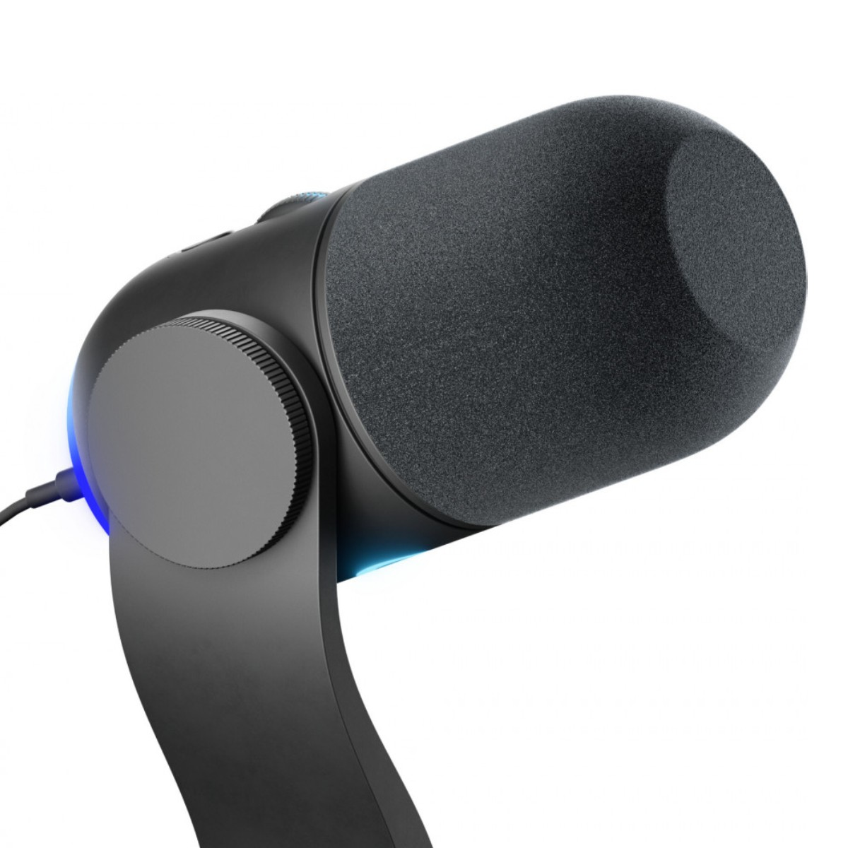 Czarny mikrofon z piankową osłoną, spoczywający na statywie. Widoczne są niebieskie akcenty świetlne. Tło jest białe.