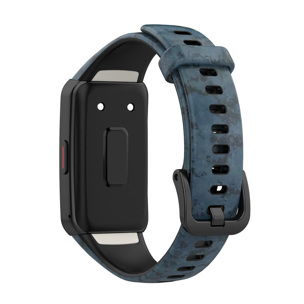 Eine schwarze Smartwatch mit blauem Armband vor weißem Hintergrund.