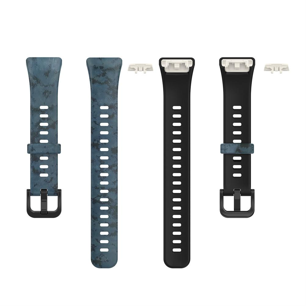 Es werden vier Uhrenarmbänder gezeigt. Zwei sind blau gemustert, zwei sind schwarz. Jedes hat Löcher und eine Schnalle. Die Verbinder sind weiß.