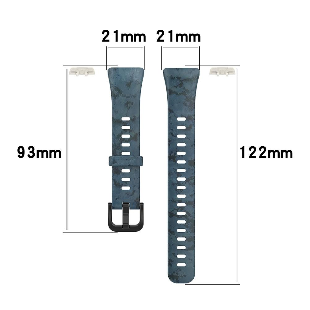 Zwei Armbänder mit Maßen: 21 mm Breite, 93 mm und 122 mm Länge. Die Armbänder sind blau-grün mit mehreren Löchern.
