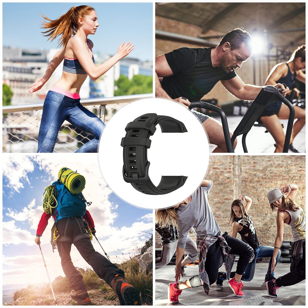 Collage: Läufer, Fitnessstudio-Nutzer, Wanderer, Tänzer und ein schwarzes Uhrenarmband in der Mitte. Alle demonstrieren Aktivität und Fitness.