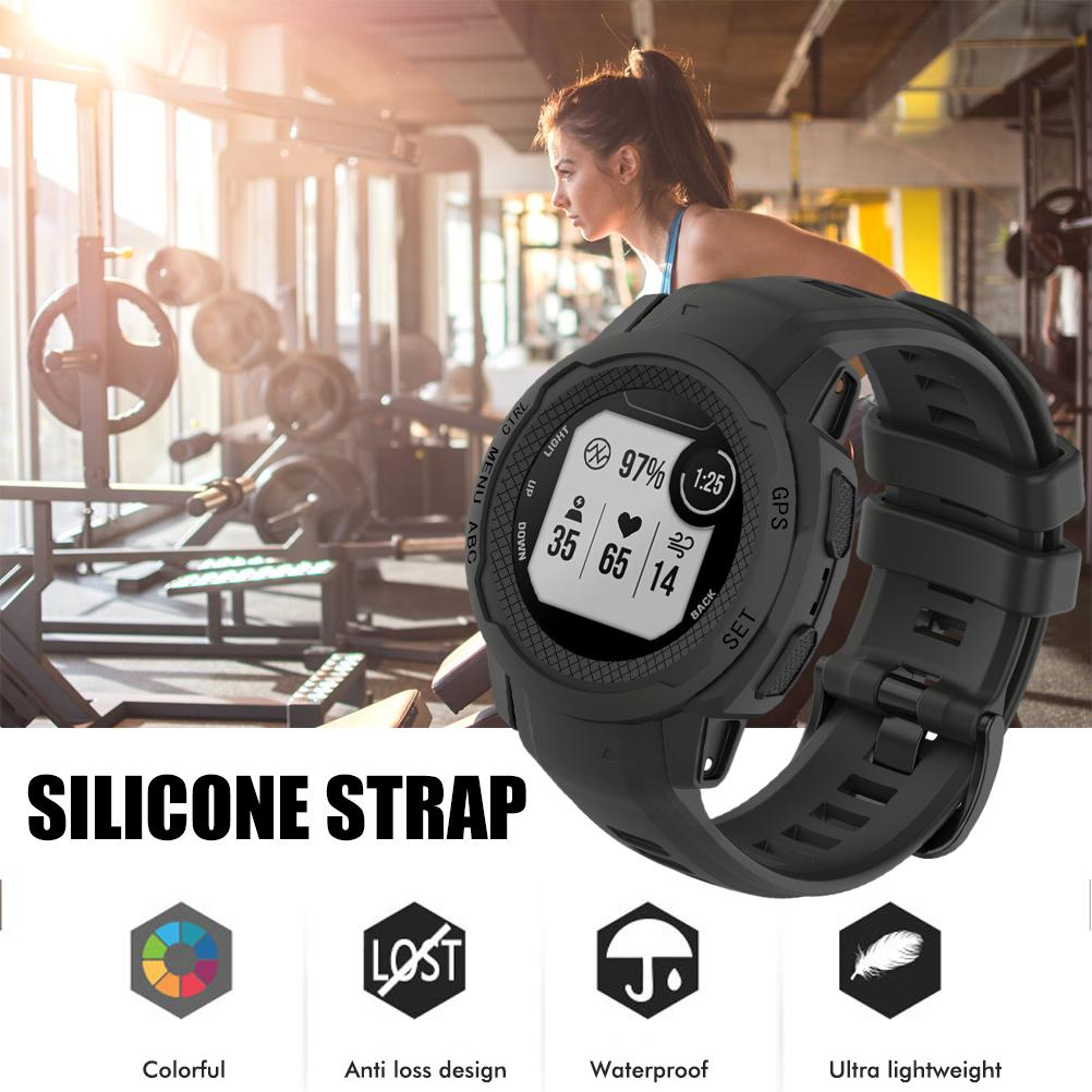 Eine Fitnessuhr am Handgelenk, im Hintergrund eine Frau im Fitnessstudio. Uhr zeigt Werte: 97 %, 35, 65, 14, 1:25. Silikonarmband.