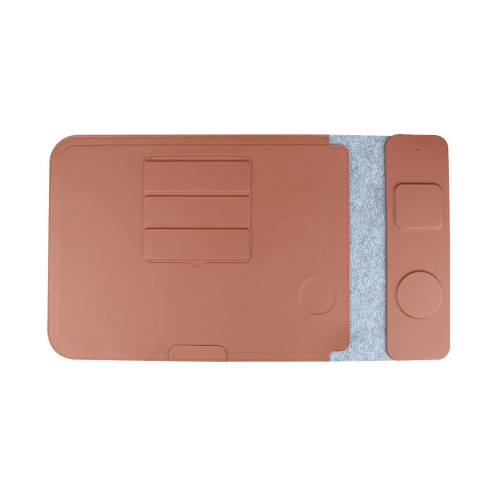 Eine braune Leder-Laptoptasche mit einem grauen Filzteil und einem Ständer. Es hat Taschen und eine runde Vertiefung.