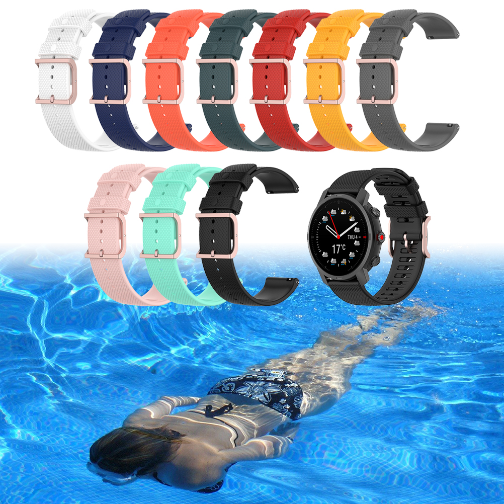 Bunte Uhrenarmbänder über einem Schwimmer in einem Pool. Uhr mit schwarzem Armband. Verschiedene Armbandfarben: Weiß, Blau, Orange, Grün, Rot, Gelb, Grau.