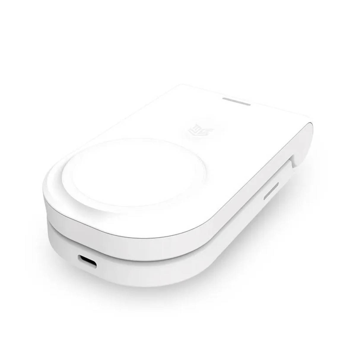 Un appareil de chargement blanc avec un socle de chargement circulaire. Il est légèrement ouvert, révélant l'intérieur et un port USB-C.