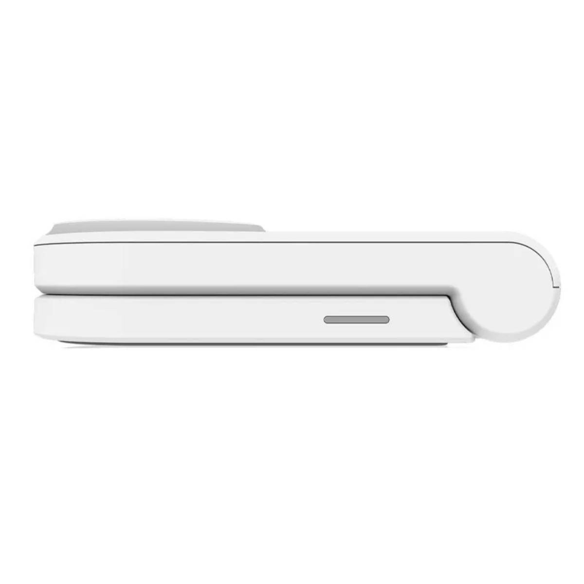 Un appareil blanc pliable, peut-être un téléphone ou une tablette, vu de côté. Il a une extrémité arrondie et un petit bouton.