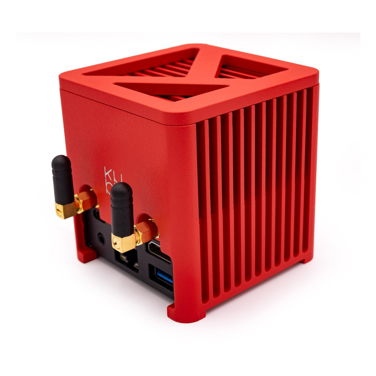 Czerwony kwadratowy komputer z czarnymi antenami i złotymi złączami na białym tle.