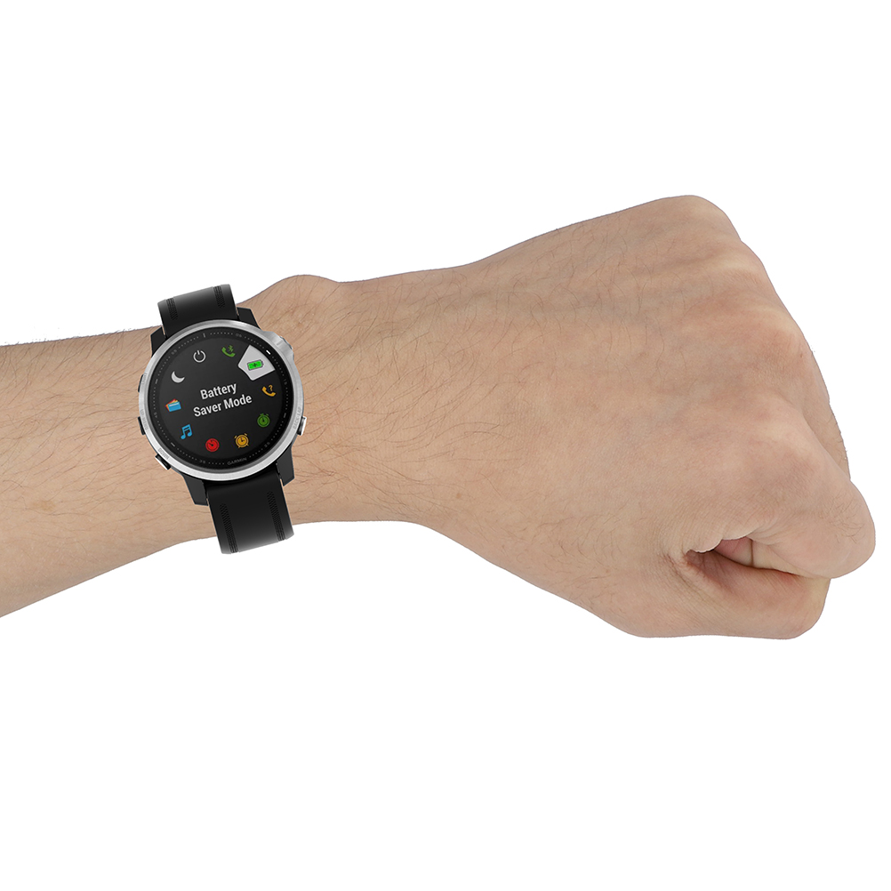 Ein Handgelenk mit einer Smartwatch, die 'Batteriesparmodus' anzeigt. Die Uhr ist schwarz mit einer silbernen Lünette. Das Handgelenk ist hellhäutig.