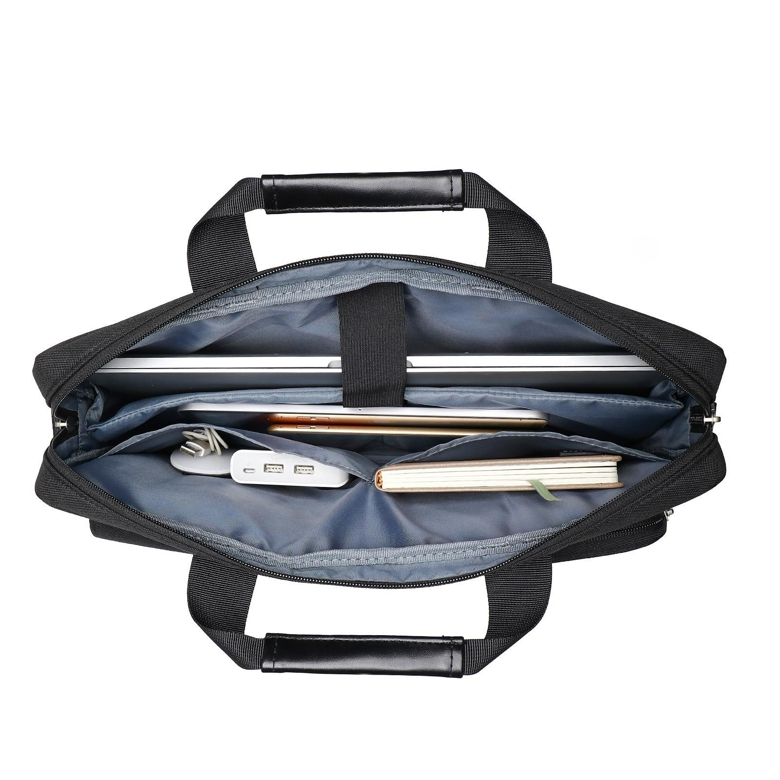 Offene schwarze Aktentasche mit Laptop, Tablet, Ladegerät, Notizbuch und Stiften. Draufsicht.