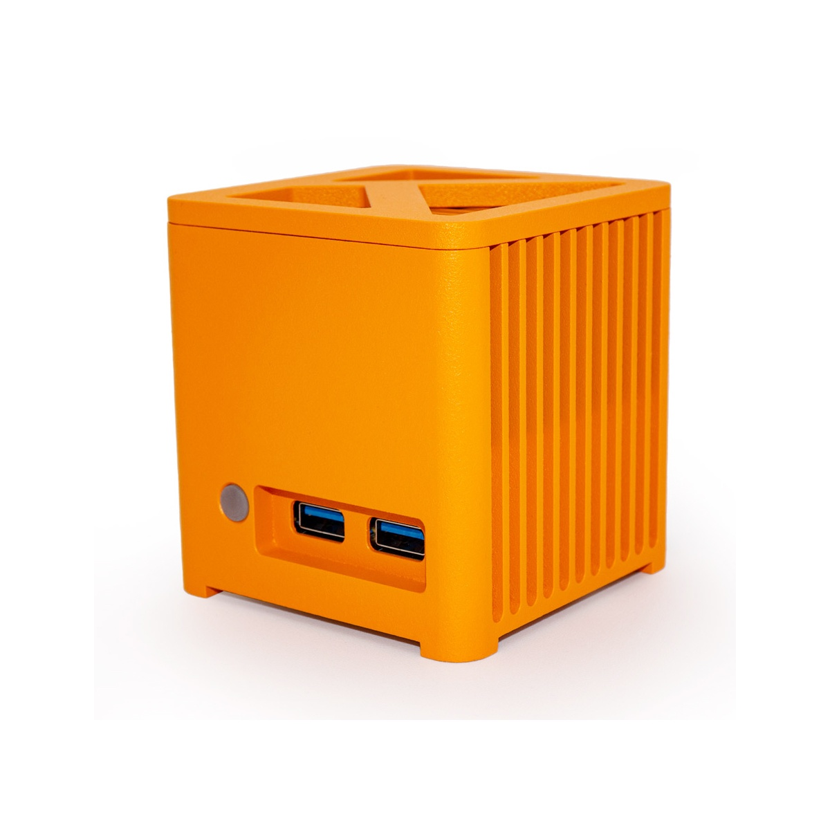 Pomarańczowe urządzenie w kształcie kostki z portami USB i przyciskiem zasilania. Ma pionowe linie z boku i stoi na białym tle.