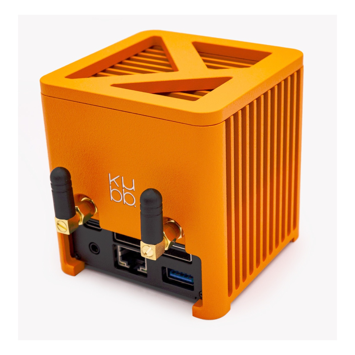 Pomarańczowe urządzenie w kształcie kostki z antenami. Na górze kratka, z boku pionowe linie. Widoczne porty i logo.