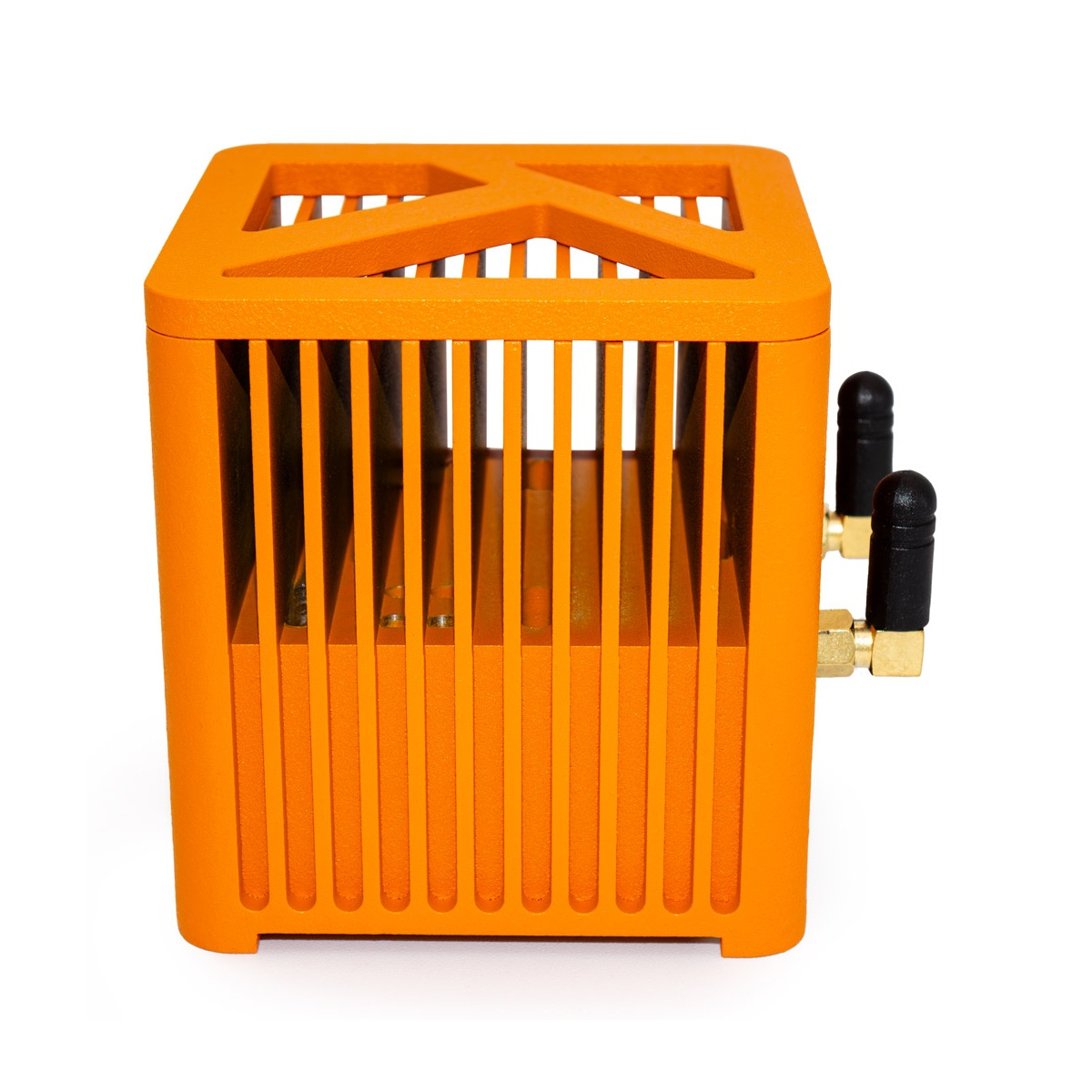 Pomarańczowe prostokątne urządzenie z pionowymi prętami i dwiema czarnymi antenami na białym tle.