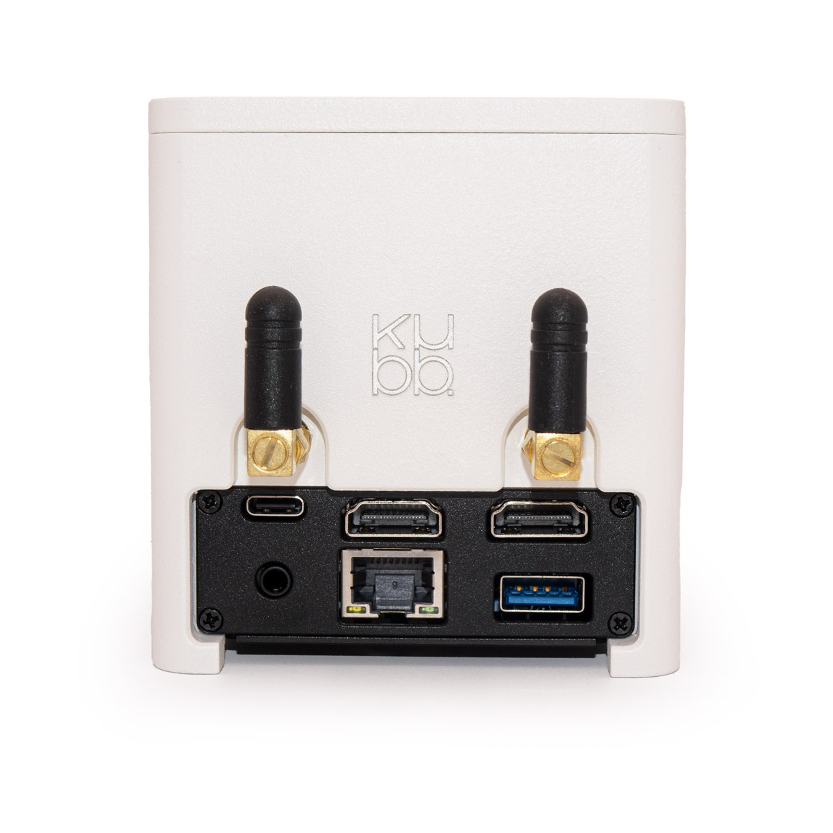 Widok z tyłu białego urządzenia z czarnymi antenami, różnymi portami: USB, HDMI, ethernet i audio. Marka to Kuubo.