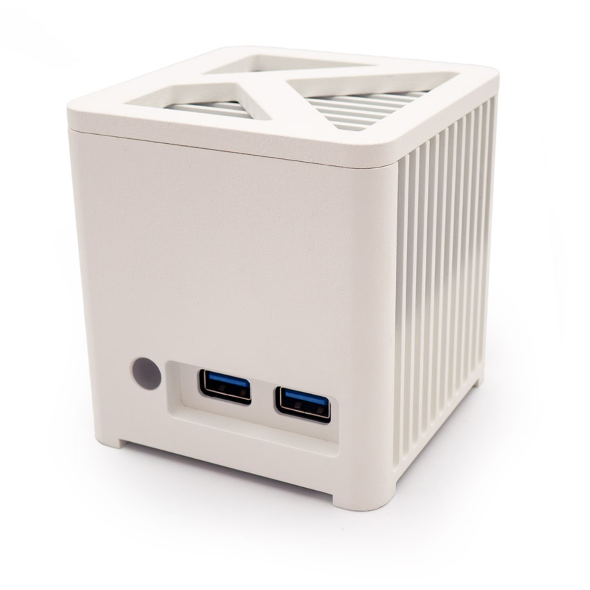 Biała, sześcienna obudowa komputera z wentylacją na górze i z boku. Dwa porty USB są widoczne z przodu.