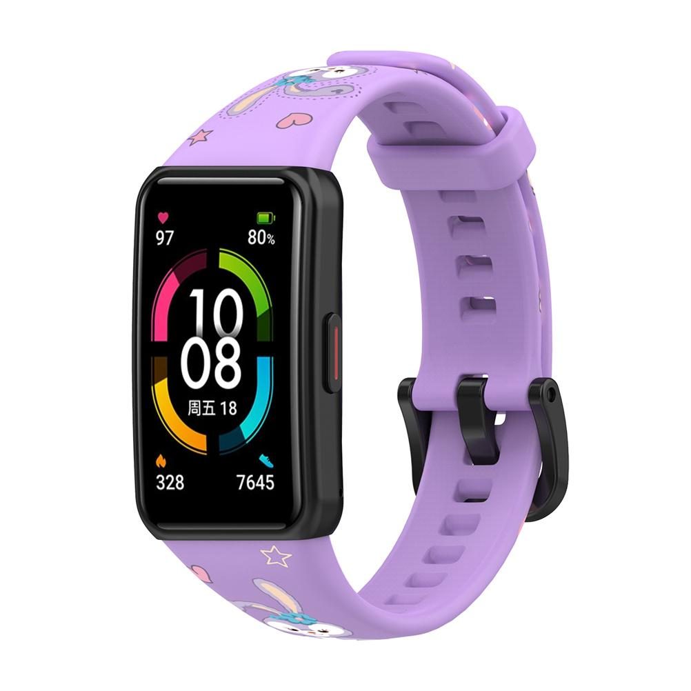 Eine lila Smartwatch mit schwarzem Bildschirm. Sie zeigt Uhrzeit, Datum, Akku und Fitnessdaten an. Das Band hat ein Cartoon-Design.