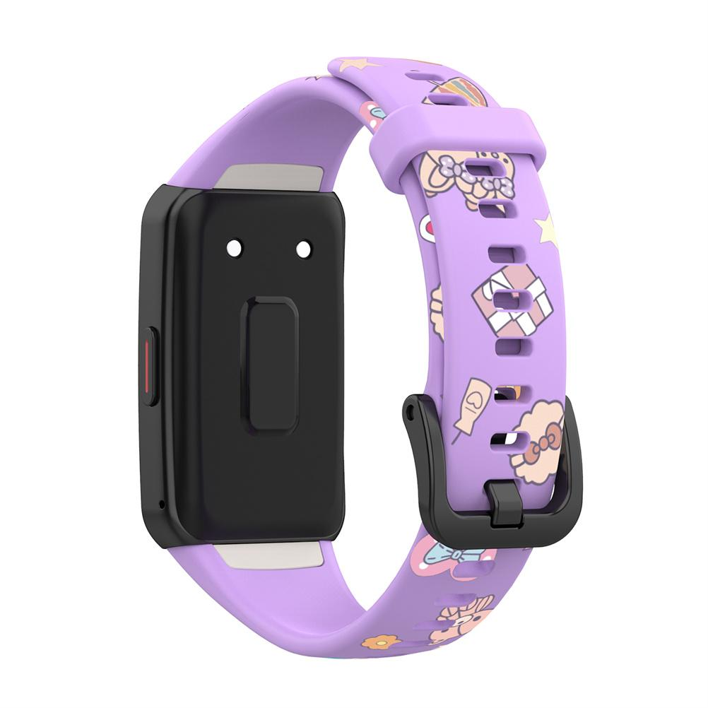 Ein lila Armband mit Cartoon-Designs. Das Gehäuse der Uhr ist schwarz. Das Armband ist mit Schleifen, Sternen und anderen Illustrationen verziert.