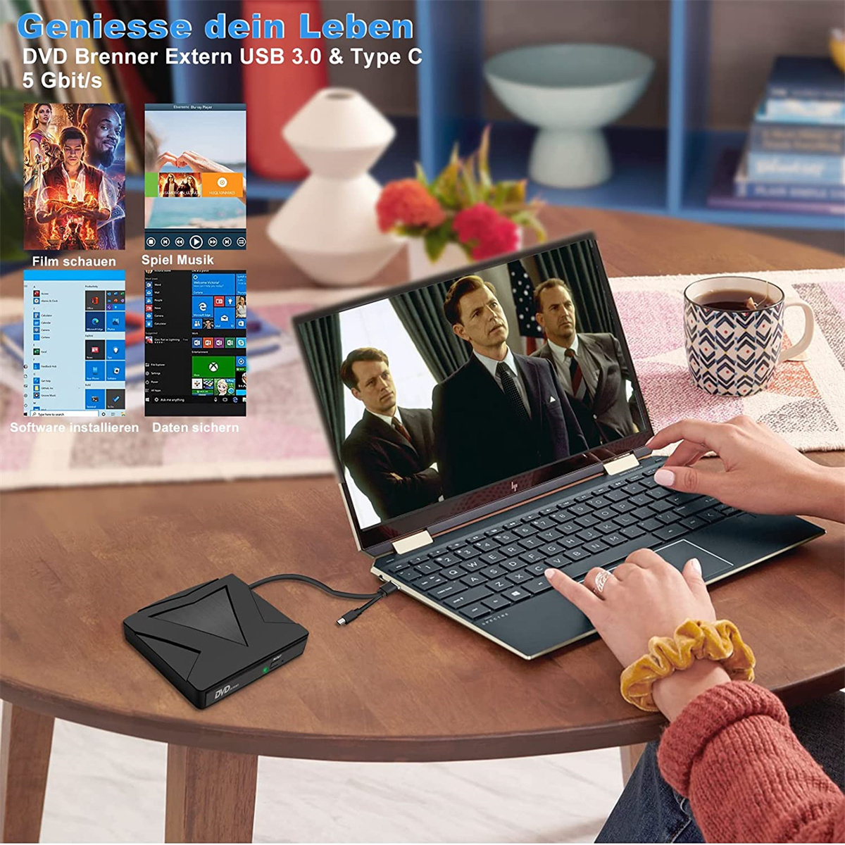 Ein Laptop zeigt eine Filmszene. Ein schwarzer DVD-Brenner liegt auf einem Tisch. Die Hand einer Person liegt auf der Tastatur, im Hintergrund eine Kaffeetasse.