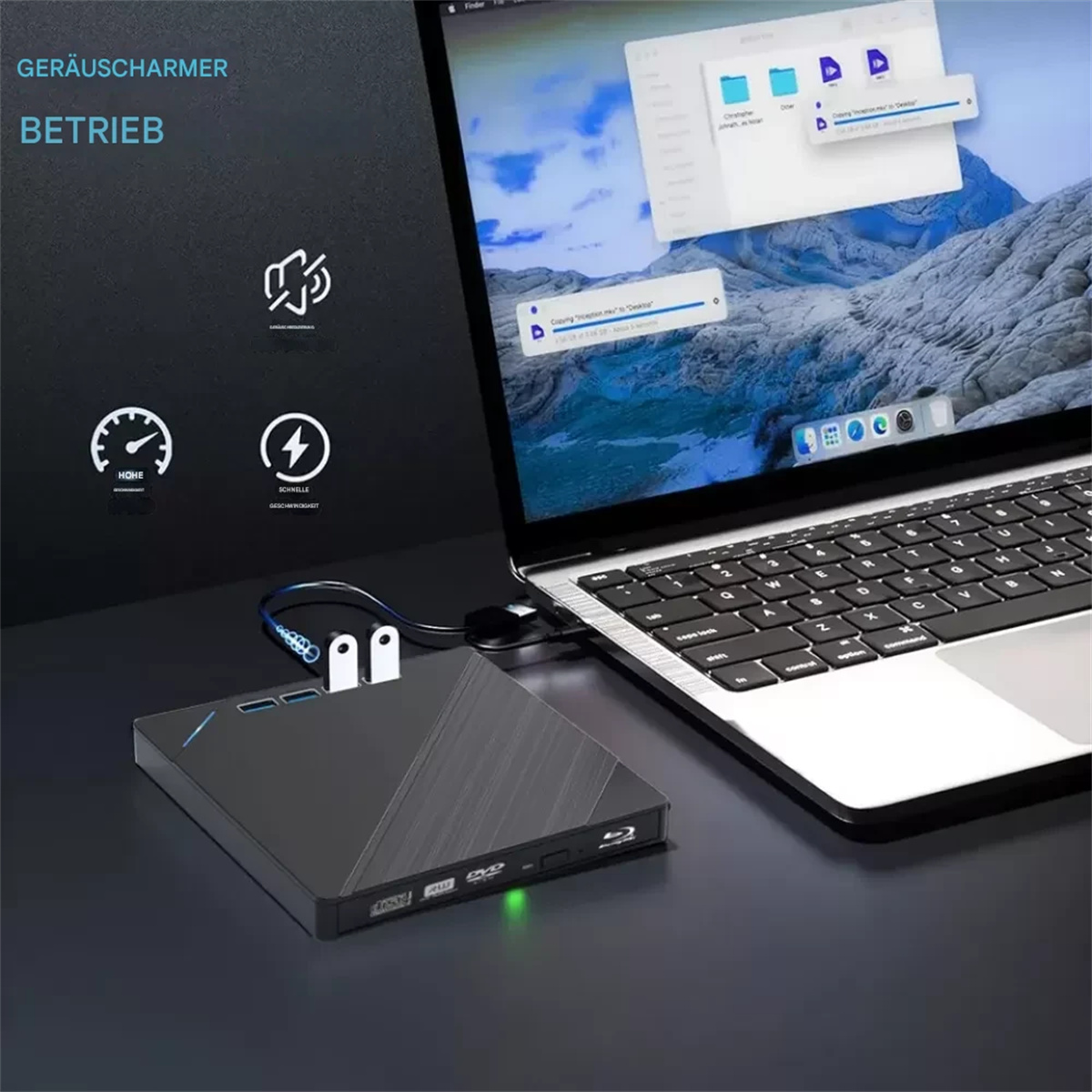 Ein Laptop, der über USB mit einem schwarzen externen Laufwerk verbunden ist. Der Laptop-Bildschirm zeigt den Dateiübertragungsfortschritt.