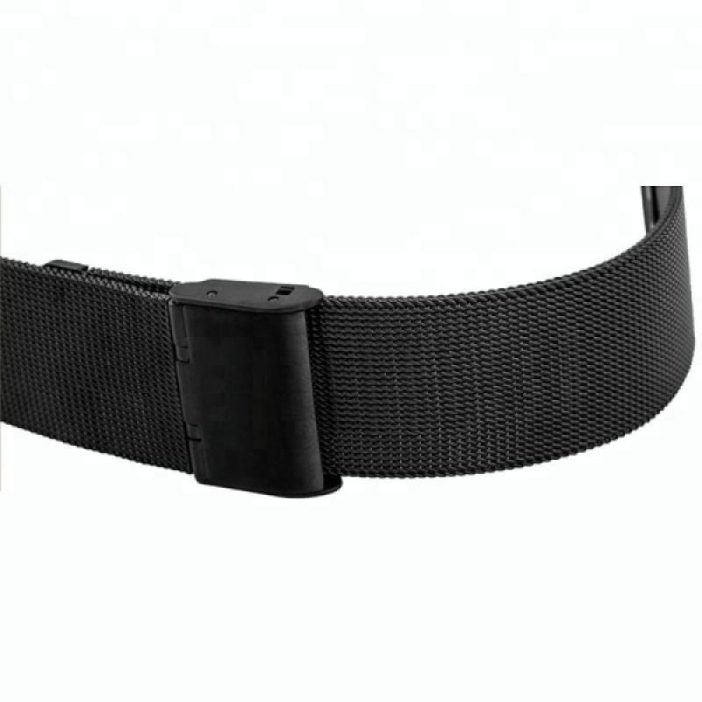Nahaufnahme eines schwarzen Uhrenarmbands mit schwarzem Verschluss. Das Armband hat eine gewebte Textur und ist gebogen. Der Hintergrund ist weiß.