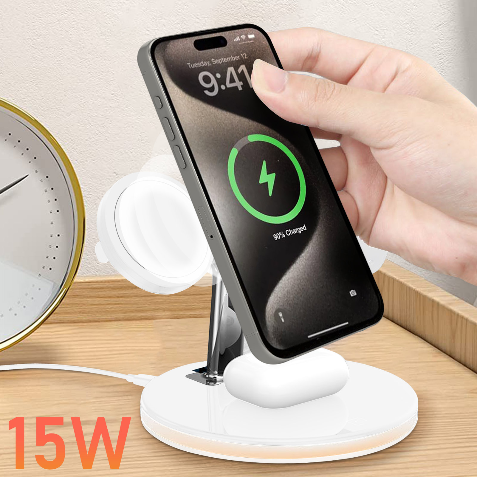 Ein Telefon wird auf einem weißen kabellosen Ladegerät aufgeladen. Das Telefon zeigt 90 % geladen an. Auch ein Airpod wird aufgeladen.