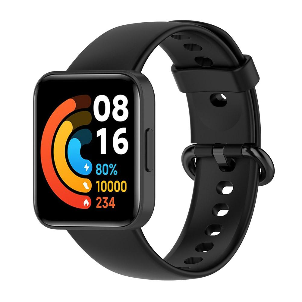 Schwarze Smartwatch mit rechteckigem Bildschirm, der Zeit, Akku und Aktivitätsdaten anzeigt. Das Armband ist schwarz, mit der Uhr verbunden.