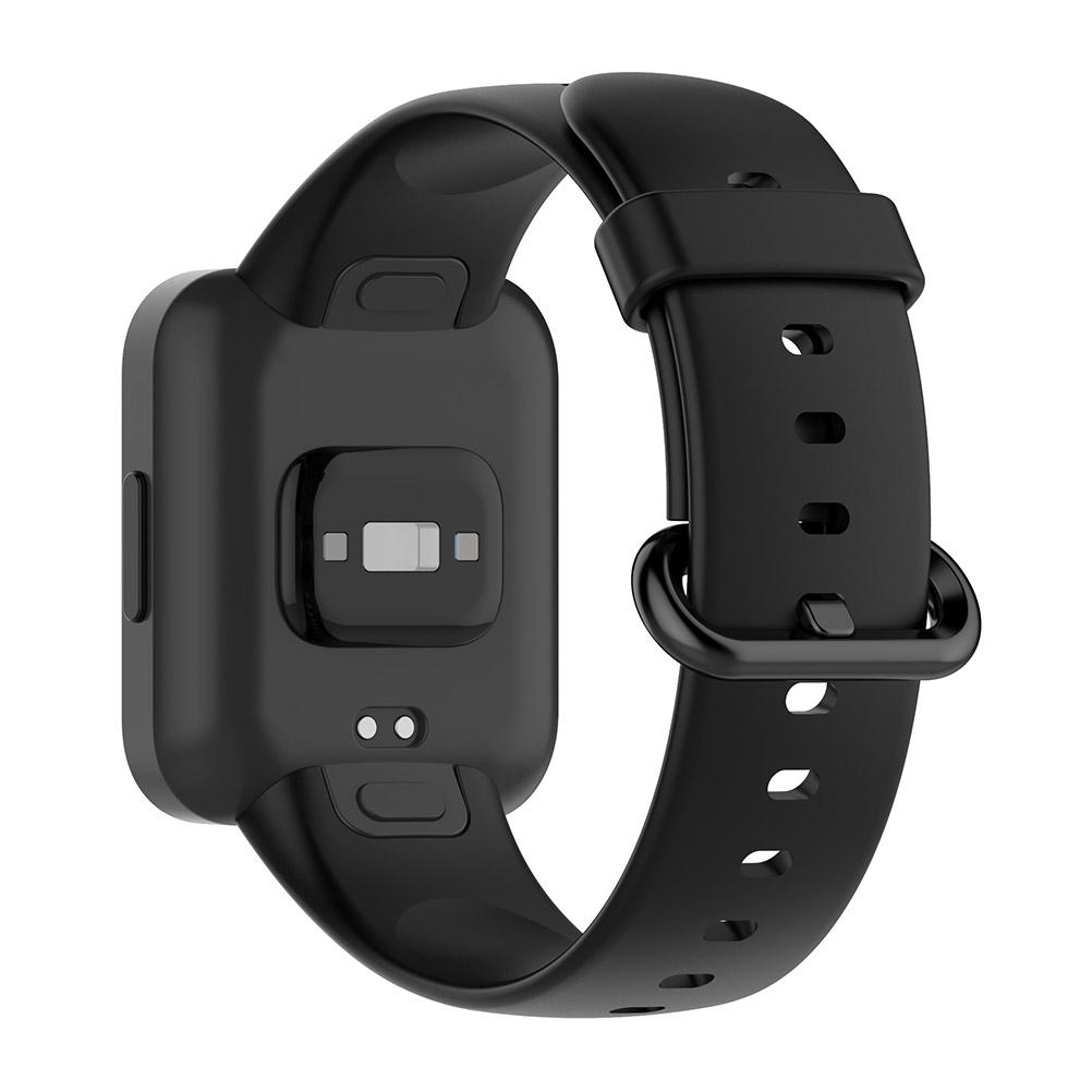 Eine schwarze Smartwatch mit rechteckigem Display und schwarzem Armband. Das Armband hat Löcher zur Größenanpassung.
