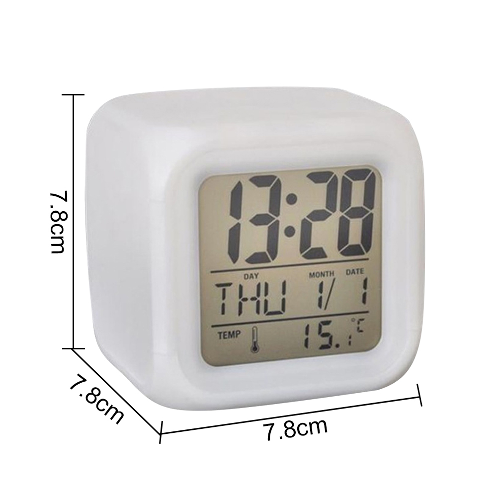 Weißer, würfelförmiger Digitalwecker mit Anzeige von 13:20 Uhr, Donnerstag, 1/1 und 15°C. Abmessungen sind 7,8 cm.