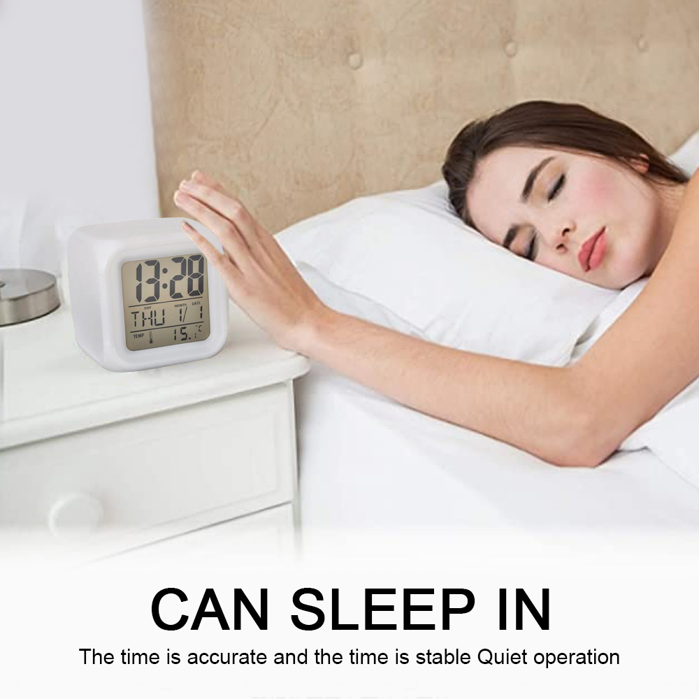 Eine Frau schläft neben einem Nachttisch mit einer Digitaluhr, die 13:28 anzeigt. Unten steht der Text 'CAN SLEEP IN'.