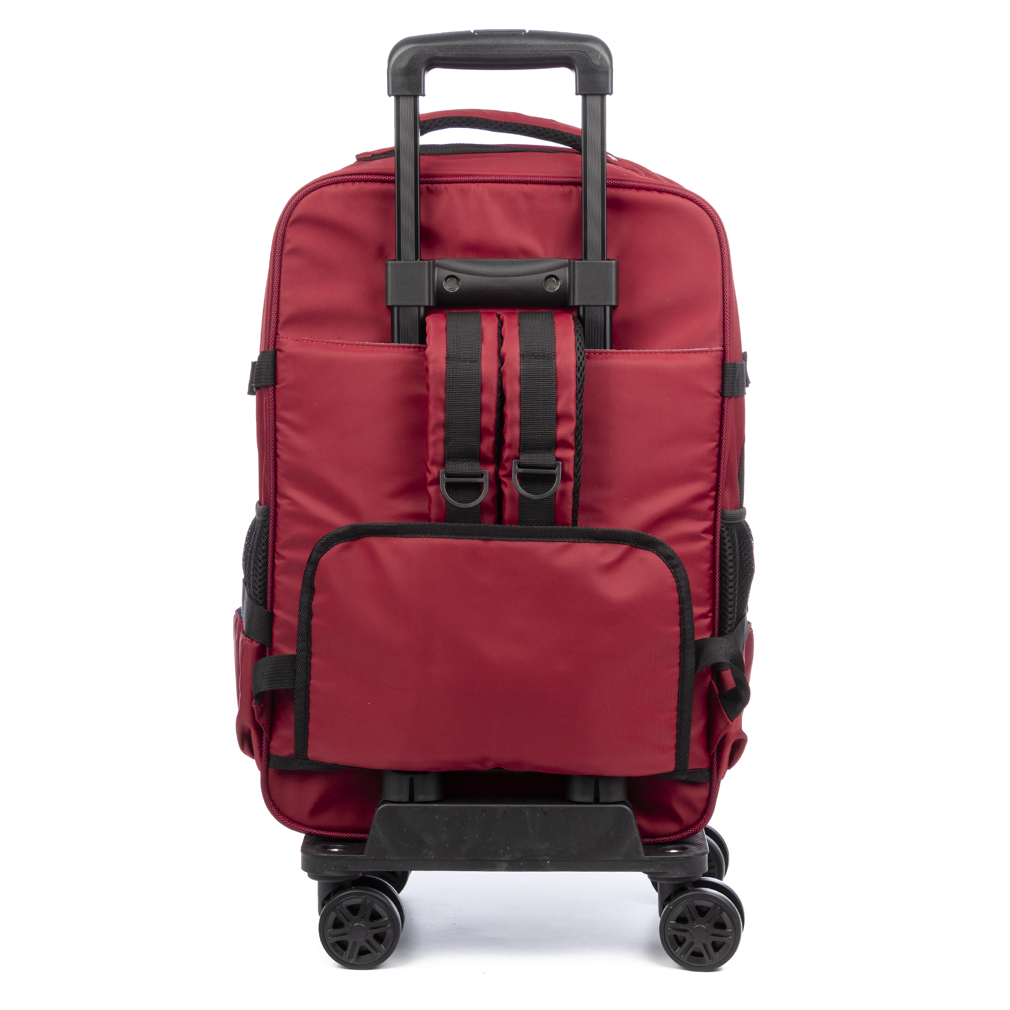 Valigia rossa con ruote, manico e ruote neri. Cinghie e dettagli tasche neri. Isolato su sfondo bianco.