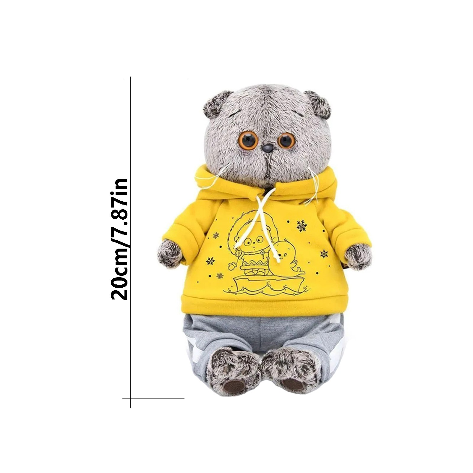 Eine graue Stoffkatze mit gelbem Kapuzenpullover und grauer Hose. Der Hoodie hat ein Cartoon-Design.