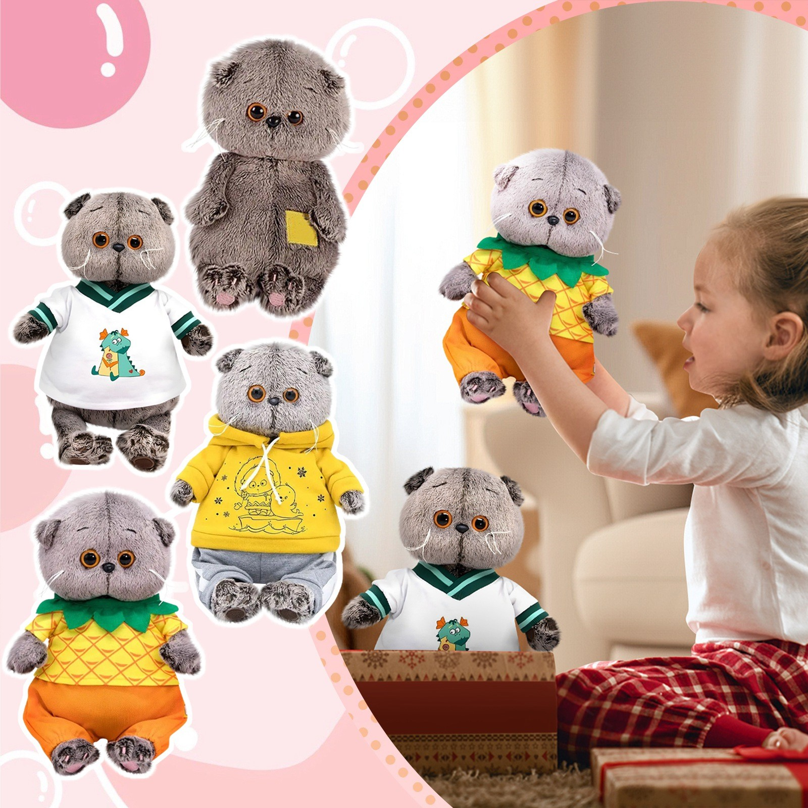 Ein Mädchen spielt mit Stoffkatzen in verschiedenen Outfits. Einige sind in einer Box. Hintergrund: Geschenke und ein Zimmer.