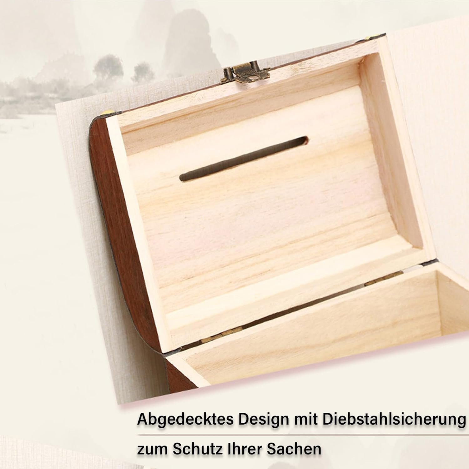 Geöffnete Holzkiste mit Schlitz. Braune Kanten, helle Holzinnenausstattung. Hintergrund mit verblassten Bäumen und hellen Farben.