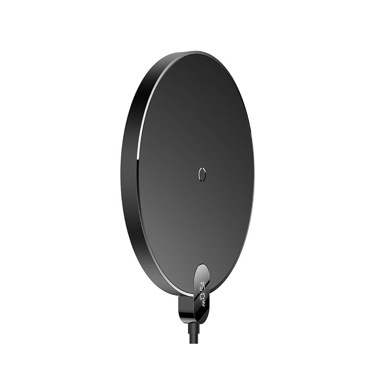 Czarna ładowarka bezprzewodowa. Jest okrągła, ma małą lampkę kontrolną i kabel podłączony na dole. Jest na białym tle.