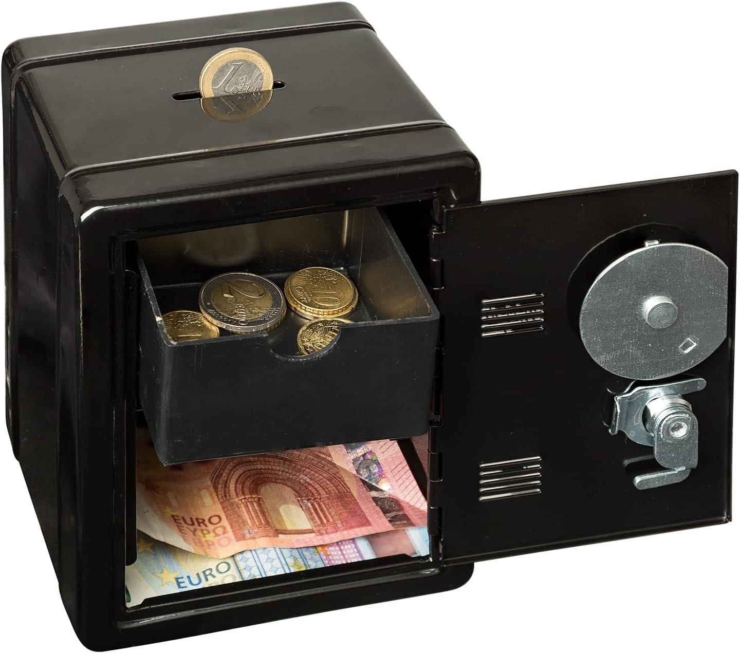 Ein schwarzer Tresor mit offener Tür. Im Inneren befinden sich Münzen und Banknoten. Oben im Schlitz befindet sich eine Münze.