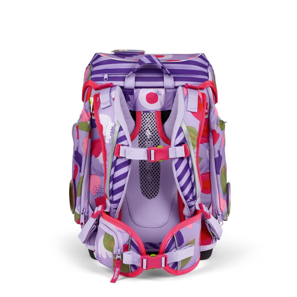 Ein bunter Rucksack mit lila, rosa und weißen Mustern. Er hat verstellbare Träger, einen Griff und ein Mesh-Rückenteil. Der Rucksack steht auf Rädern.