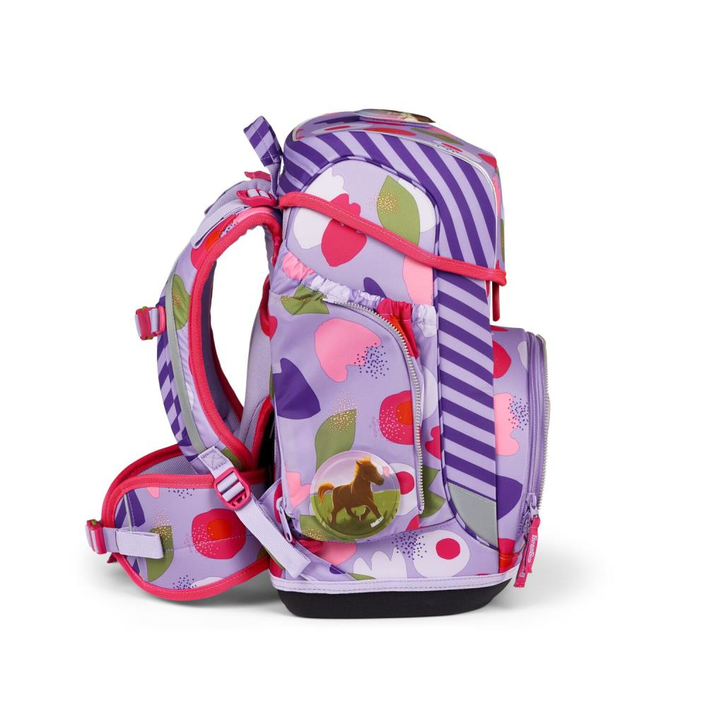 Lila Blumenrucksack mit Pferdeemblem. Mit pinkfarbenen Akzenten und gestreiftem Oberteil. Inklusive mehrerer Taschen und Riemen.