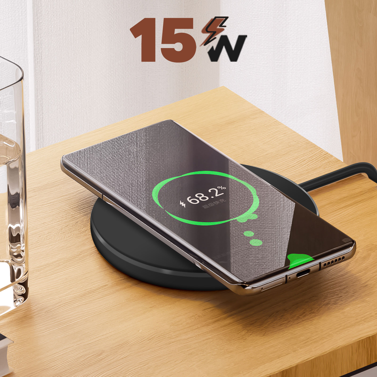 Ein Telefon, das drahtlos auf einem schwarzen Pad aufgeladen wird, auf einem Holztisch. Der Bildschirm zeigt 68,2 % Ladung.