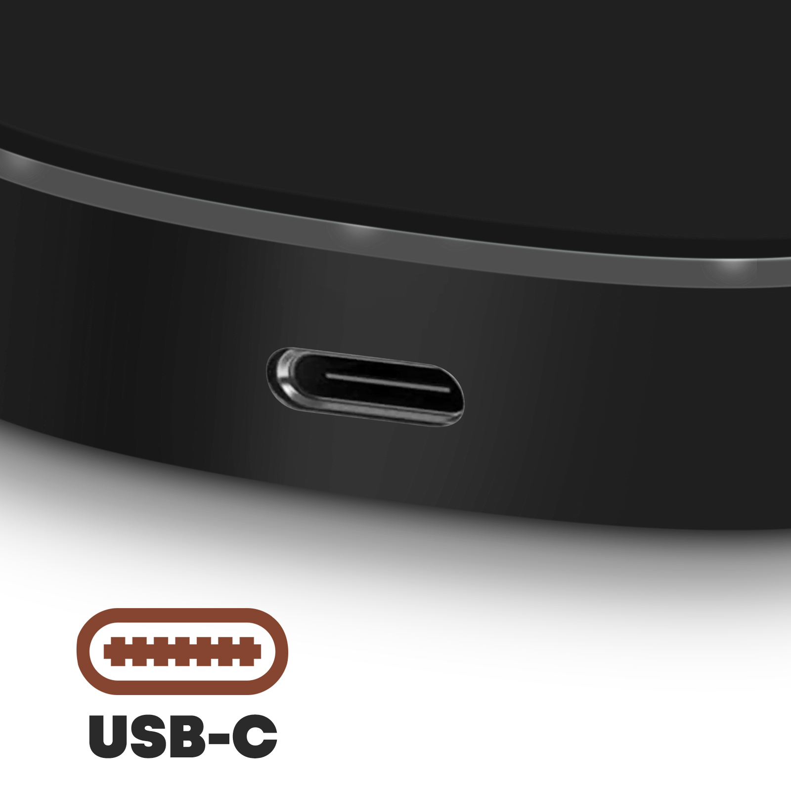Nahaufnahme eines schwarzen Geräts mit USB-C-Anschluss, das USB-C-Logo befindet sich unten. Der Hintergrund ist weiß.