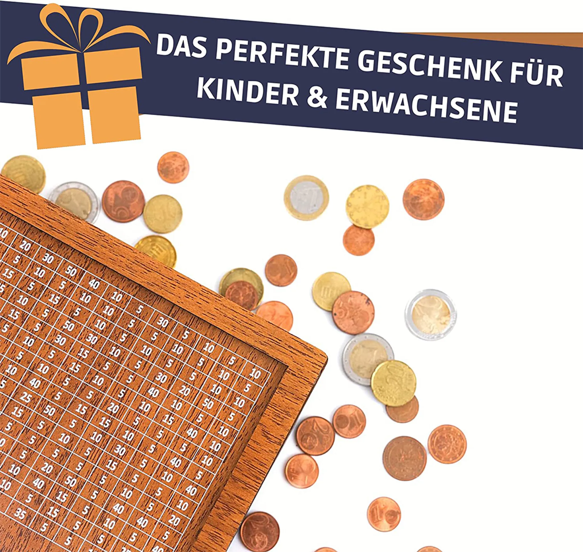 Das Bild zeigt Münzen, die um einen Holzblock mit Zahlen verstreut sind. Der Text lautet: 'Das perfekte Geschenk für Kinder & Erwachsene'.