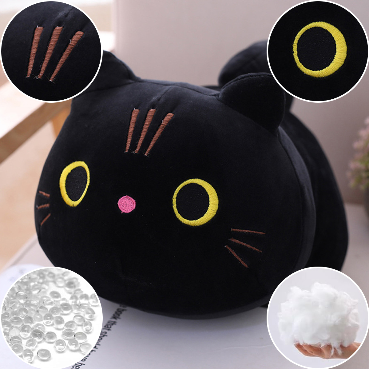 Ein schwarzes Katzenplüschtier mit gelben Augen und einer rosa Nase. Details des Plüschtiers sind in separaten Kreisen vergrößert.