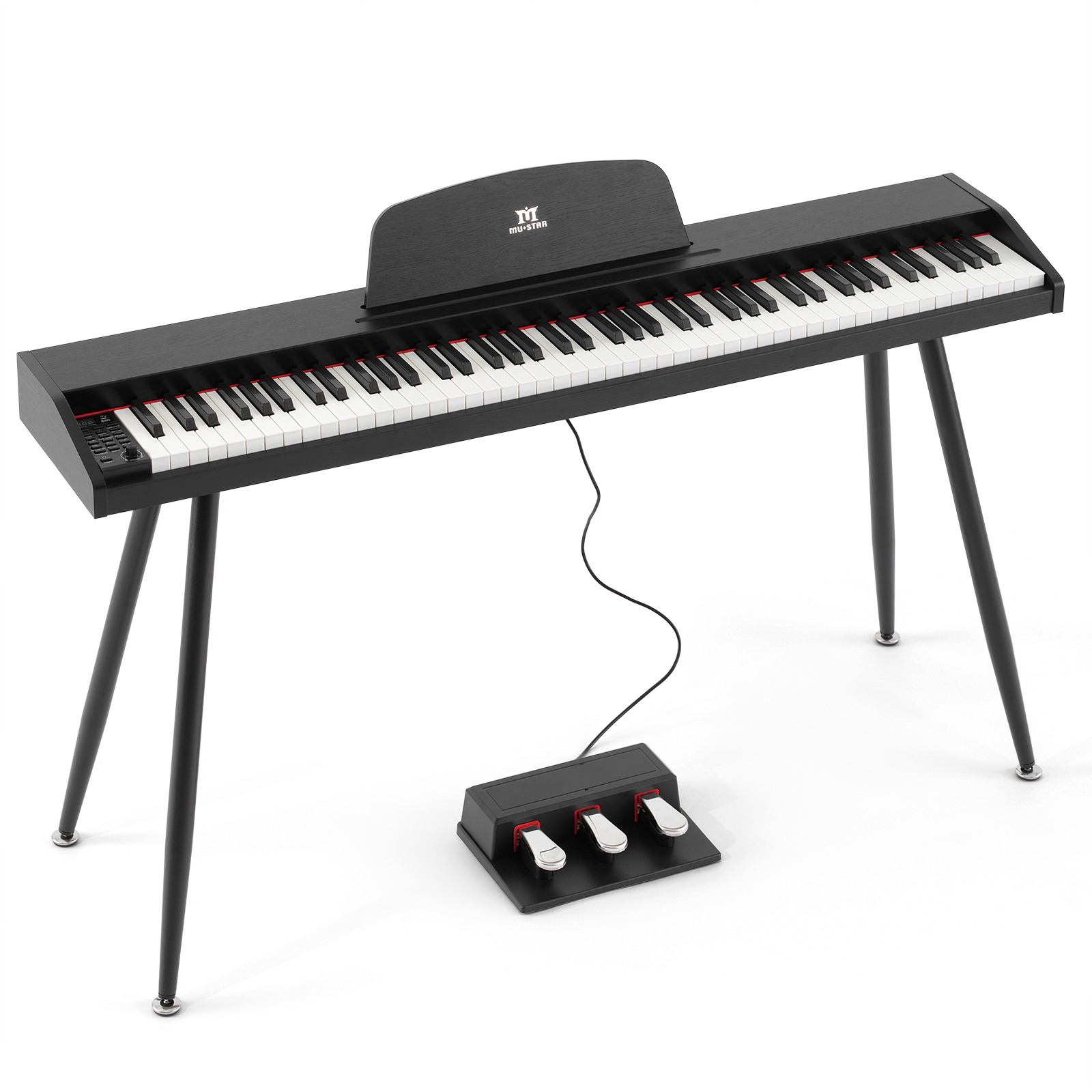 Ein schwarzes Digitalpiano mit weißen und schwarzen Tasten, einem Notenständer und drei Pedalen auf weißem Hintergrund.