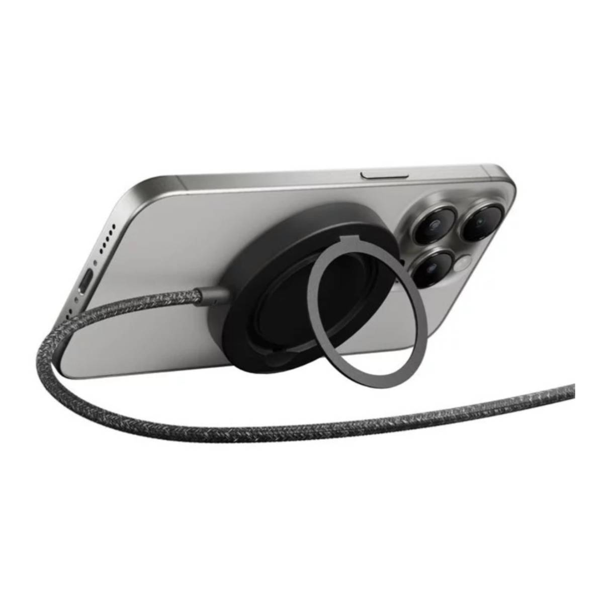 Silbernes Smartphone mit schwarzem Telefonringständer. Ein graues, geflochtenes Ladekabel ist angeschlossen. Das Telefon ist angewinkelt.