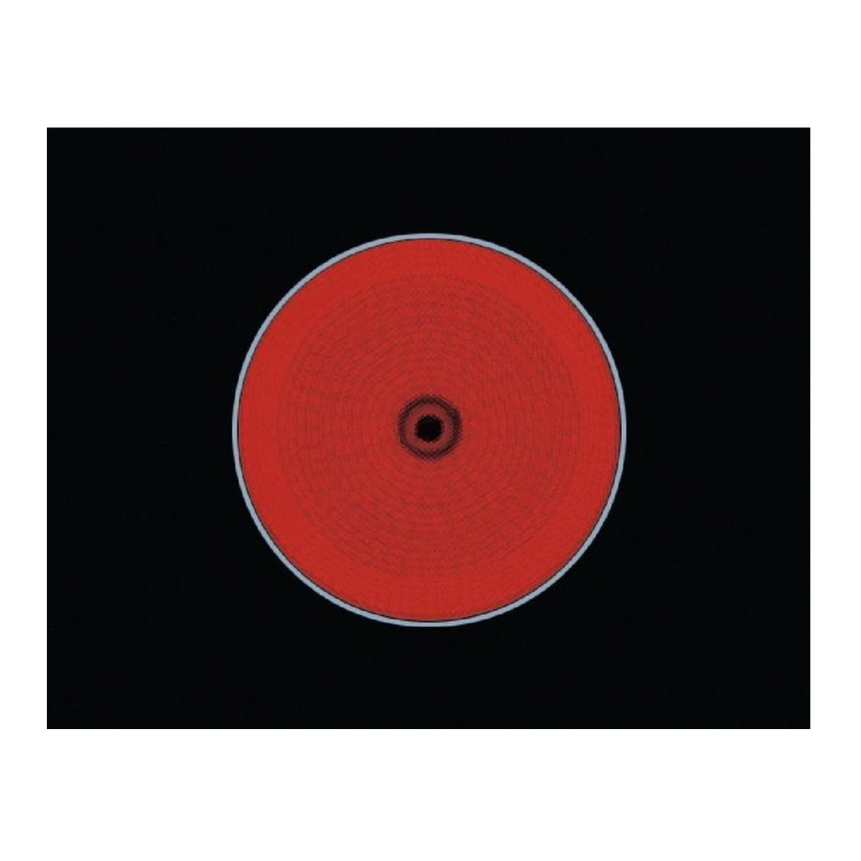 Un elemento di cottura circolare rosso con centro nero su superficie nera. Un anello argentato circonda l'elemento rosso.