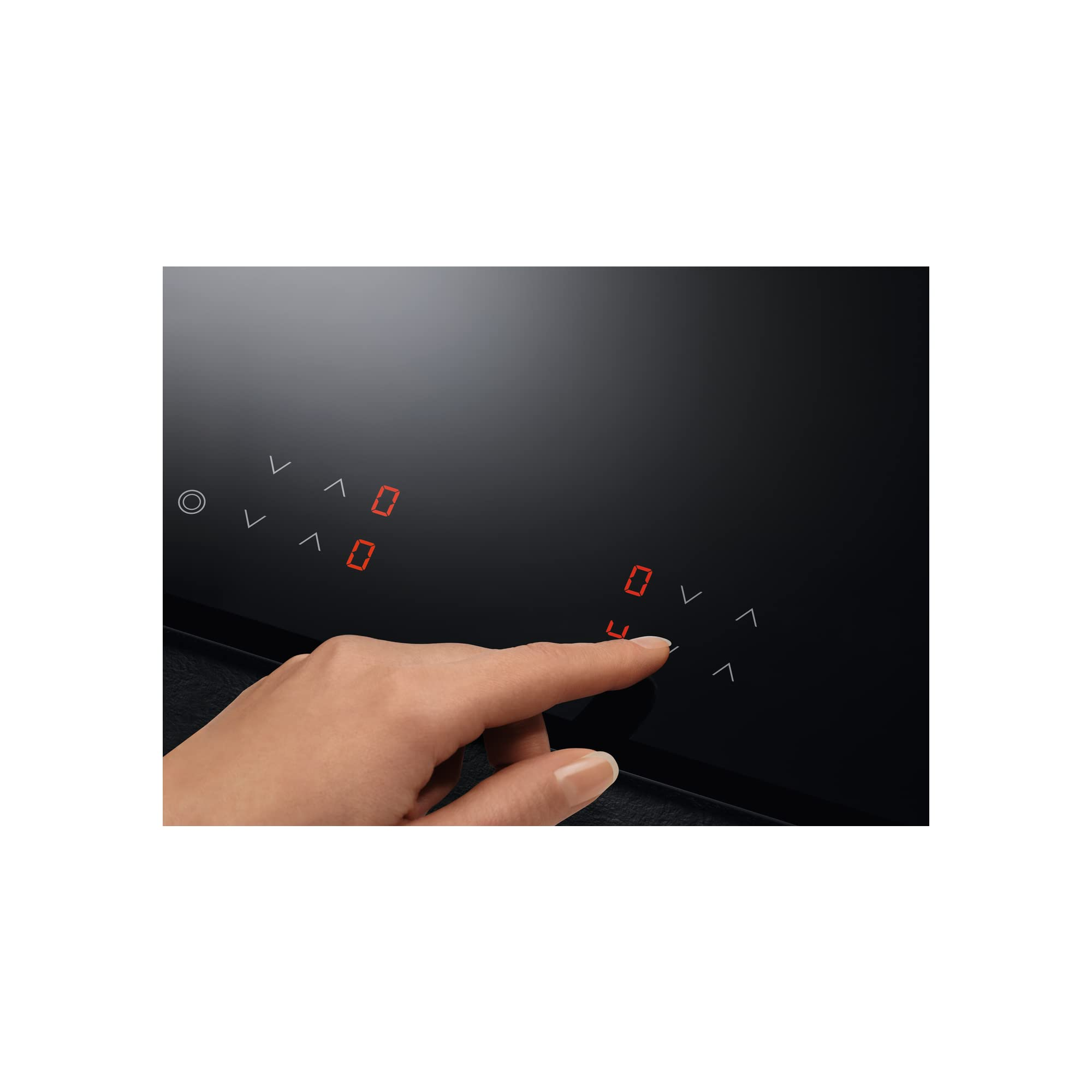 Una mano tocca un fornello nero. Display digitale rosso mostra 4. Visibili frecce e numeri bianchi.