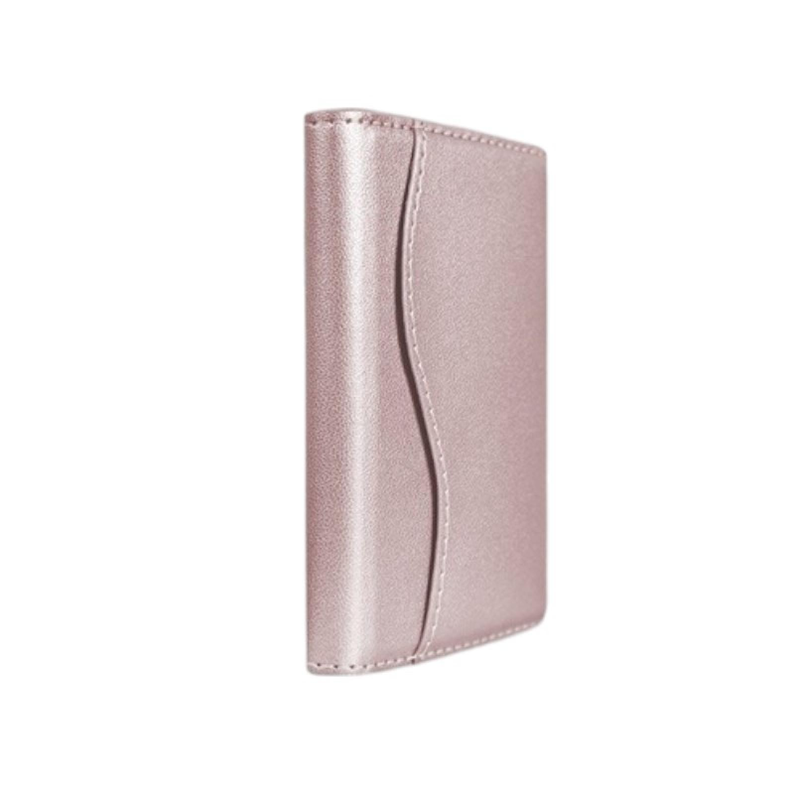 Nahaufnahme einer rosa Geldbörse mit Nahtdetails auf weißem Hintergrund.