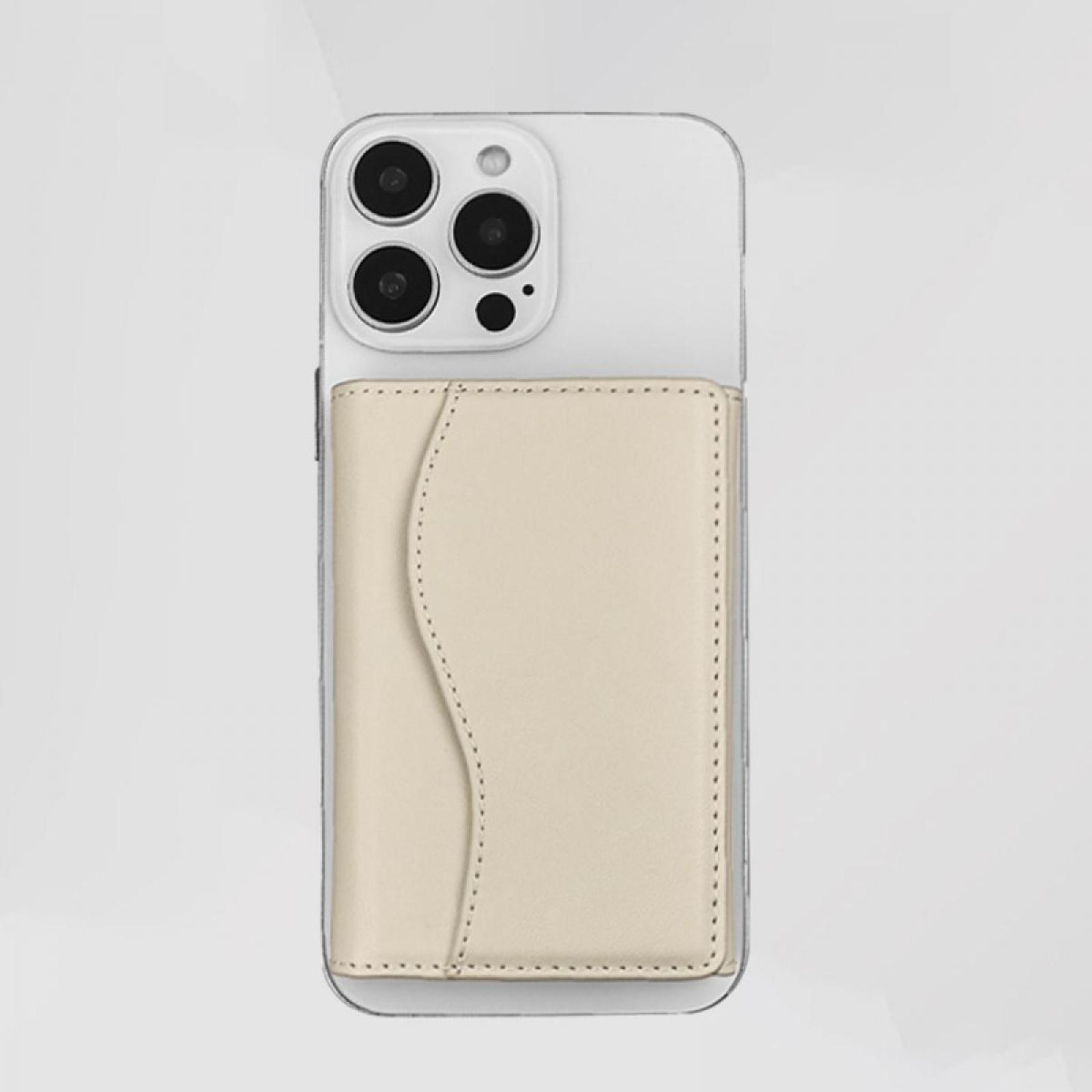 Ein weißes iPhone mit einem cremefarbenen Kartenhalter auf der Rückseite, vor schlichtem Hintergrund.