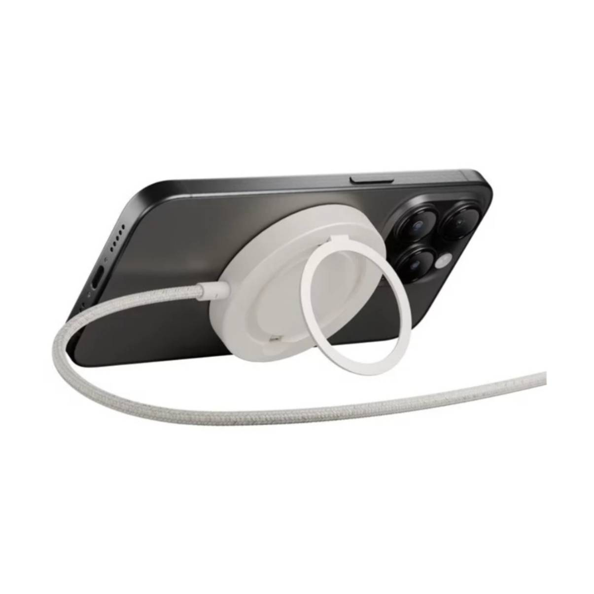 Ein schwarzes Smartphone mit einem weißen magnetischen Ringständer. Ein weißes Kabel ist eingesteckt. Der Hintergrund ist weiß.