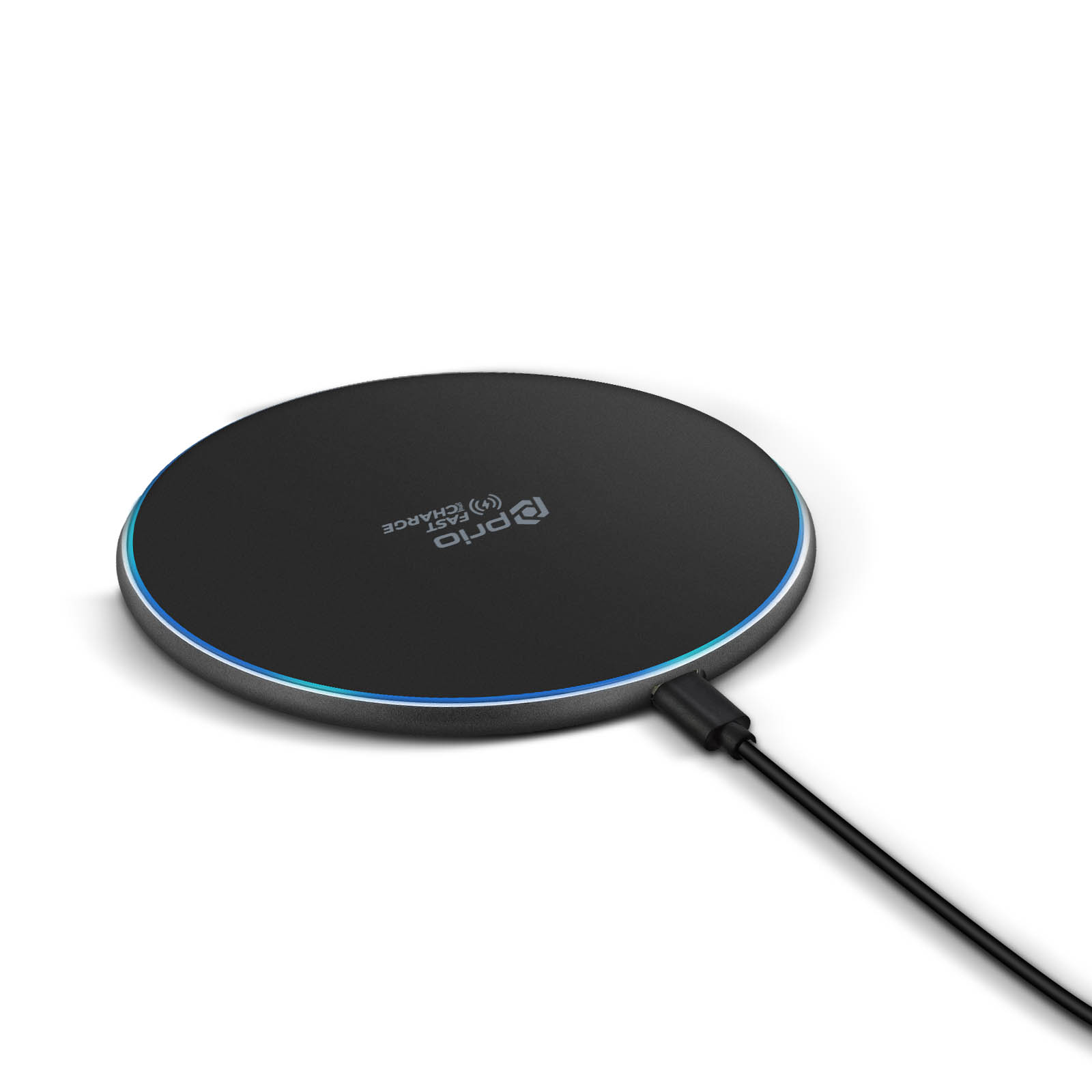 Un caricabatterie wireless nero con bordo blu, un cavo di ricarica e un logo su sfondo bianco.