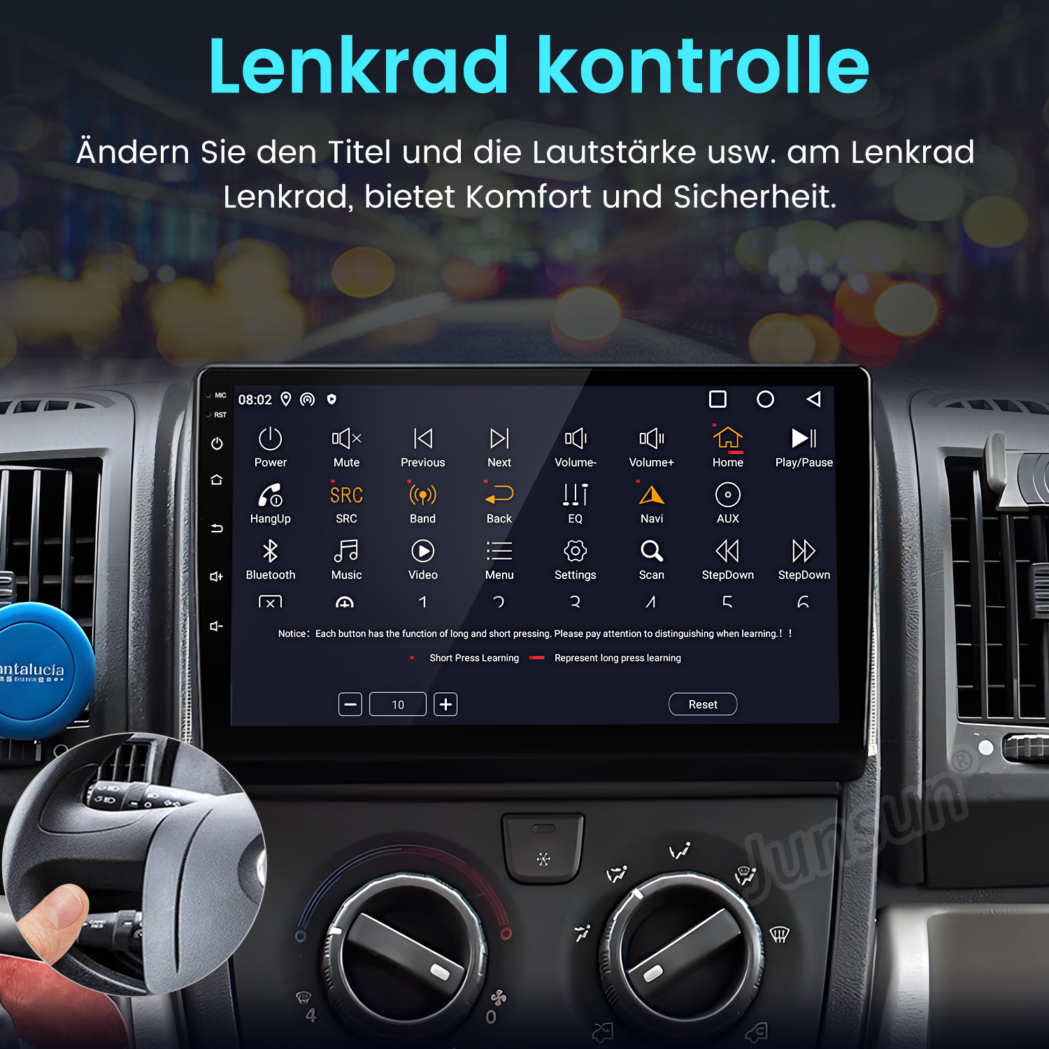 Autoradio-Bildschirm mit Symbolen, Tasten und Text. Zeigt Zeit, Lautstärkeregler und andere Funktionen. Hand am Lenkrad.