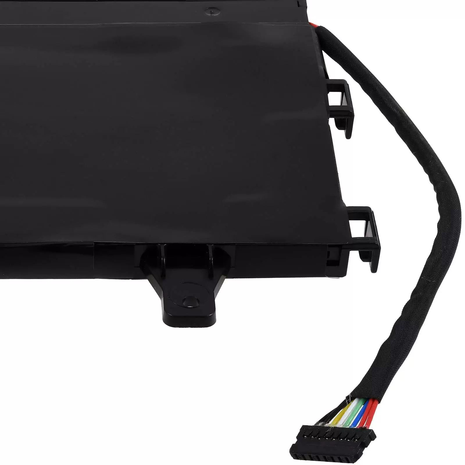 Ein schwarzes rechteckiges Objekt mit Kabel und Stecker. Das Kabel ist mit Stoff umwickelt. Mehrere Drähte in verschiedenen Farben.